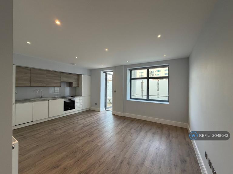 1 bedroom flat in Burdett Road, London, E14 (1 bed) (#3048643)