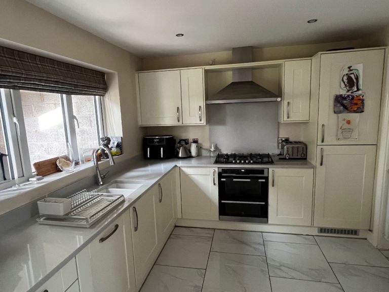 Cream Kitchen Units, Hob, Oven, Fridge/Freezer and Sink – Good Condition