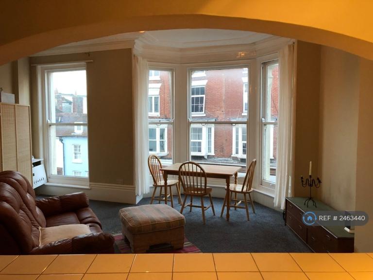 1 bedroom flat in Kent Road, Portsmouth, PO5 (1 bed) (#2463440)