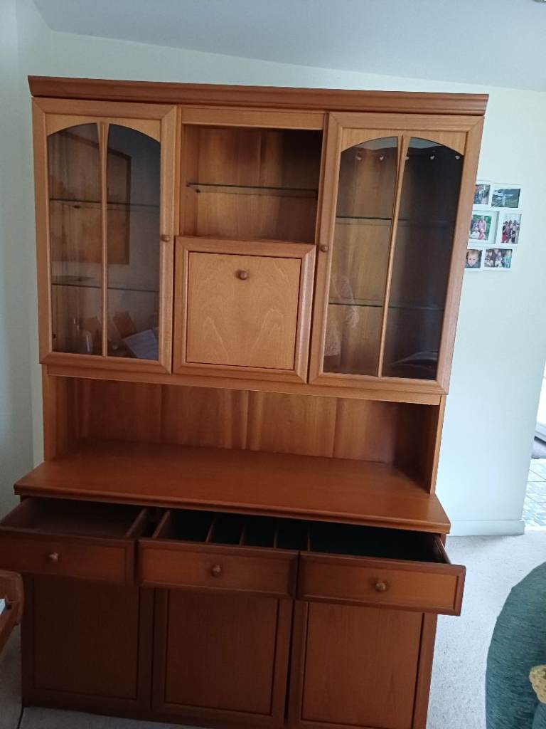 Display cabinet and sideboard