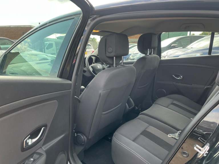 2011 RENAULT MEGANE 1.9 dCi Dynamique TomTom Black - DIESEL - 5 DOOR - PX SWAP