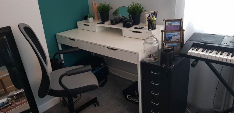 Desk, chair and 2 extra drawers 