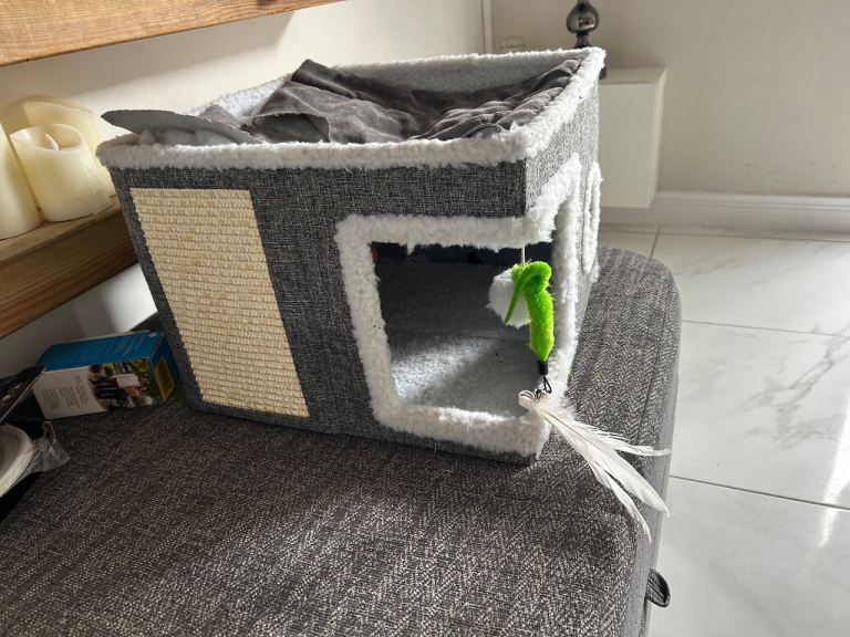 Cat bed scratch post 