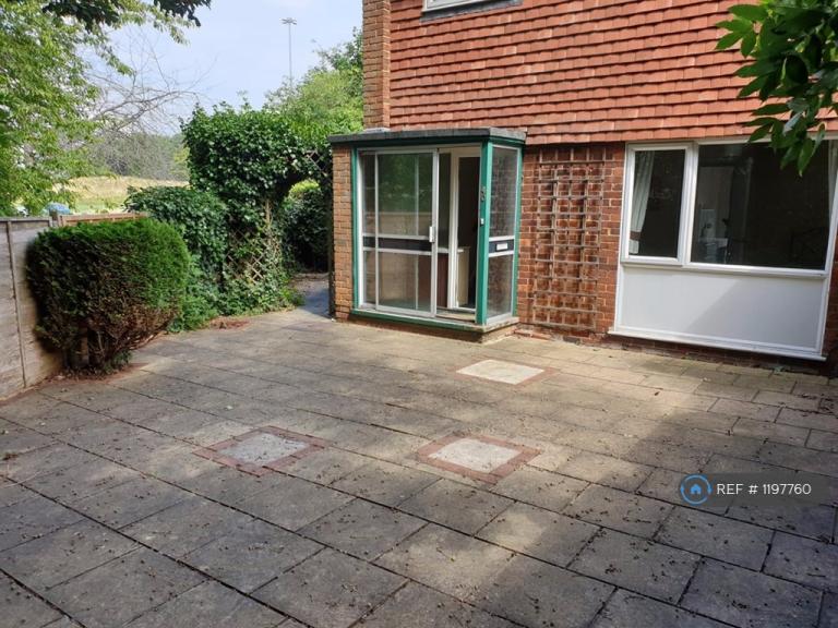 5 bedroom house in St. Johns Road, Guildford, GU2 (5 bed) (#1197760)