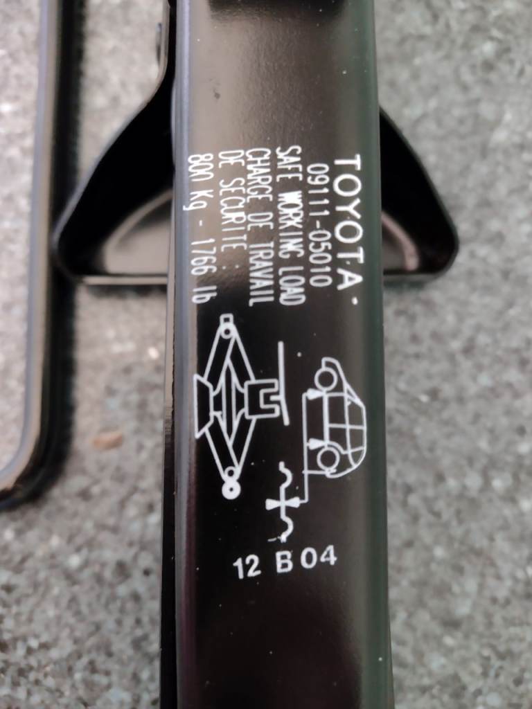 Brand New! Toyota Car Jack & Handle, weight limit 800 kg's, see the photos!