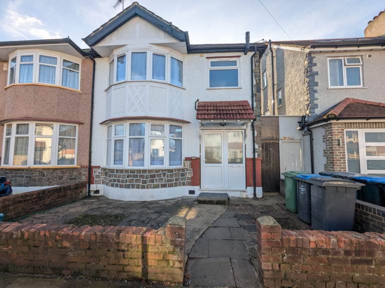 Newly refurbished 4 bedroom / 2 bathroom house to rent in Dollis Hill, NW10