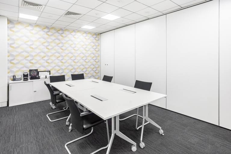 Swindon - SN5 6QR \ Customisable Office Space for Up to 10 Desks