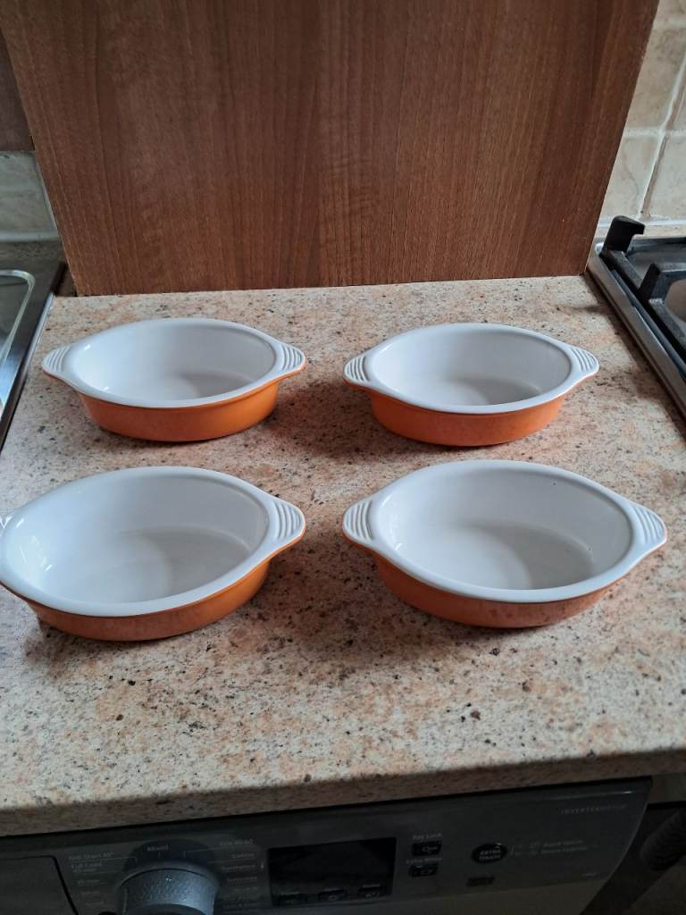 Small cooking pots