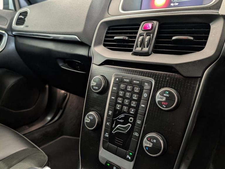 2019 Volvo V40 2.0 T2 GPF R-Design Nav Plus Euro 6 (s/s) 5dr HATCHBACK Petrol Manual