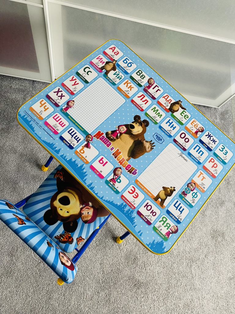 Стол и стул «Маша и медведь» русским алфавитом.