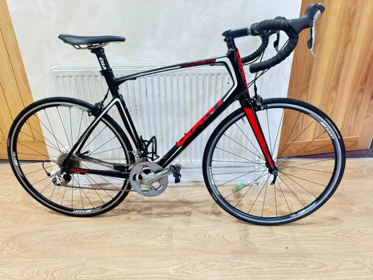 Giant defy 3 carbon road bike in good condition All fully working 