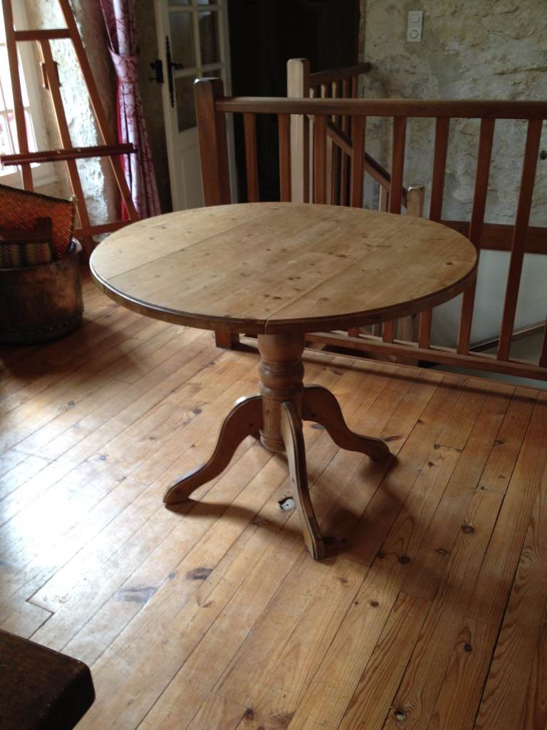 Round drop-leaf Pedestal Dining Table – Good Condition