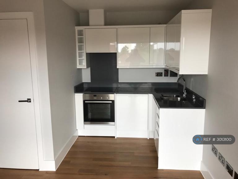 1 bedroom flat in Magna West, West Byfleet, KT14 (1 bed) (#3013100)