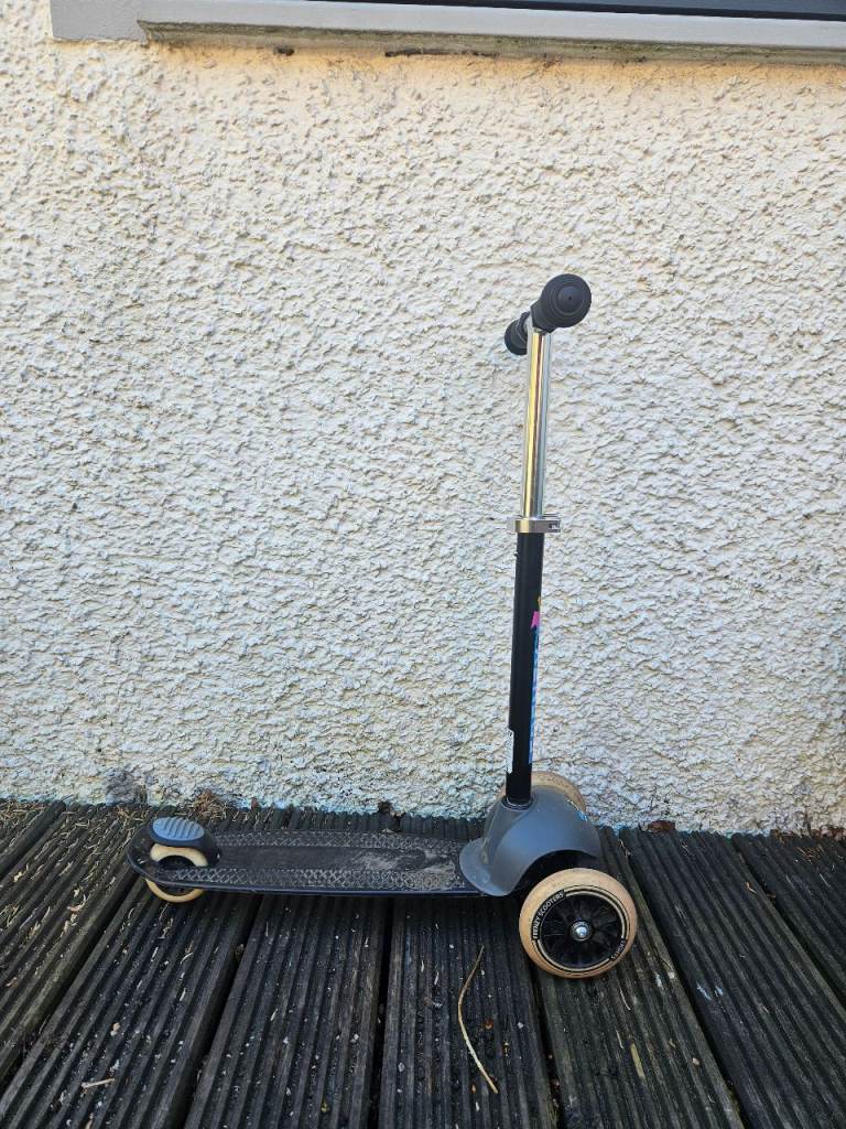 Frenzy Kids Light Up 3 Wheel Scooter