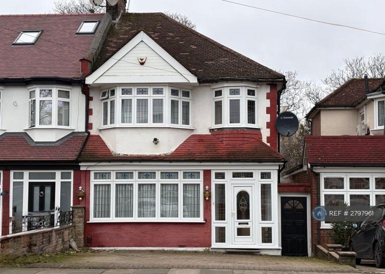 3 bedroom house in Wilmer Way, London, N14 (3 bed) (#2797961)