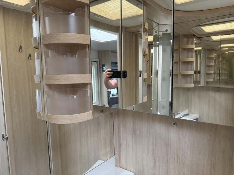 2018 HOBBY De Luxe Edition 495 UL fixed single beds