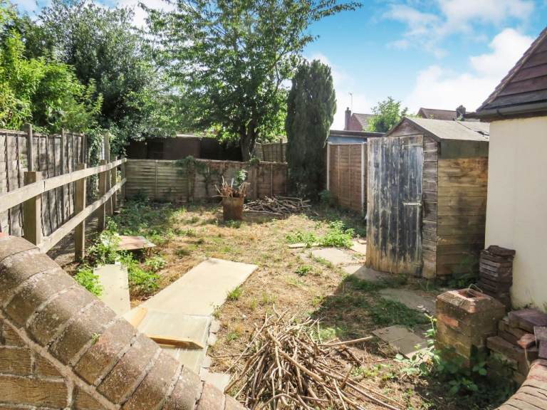 2 Bedroom Ground Floor Flat For Sale Braintree, Essex  - Leasehold