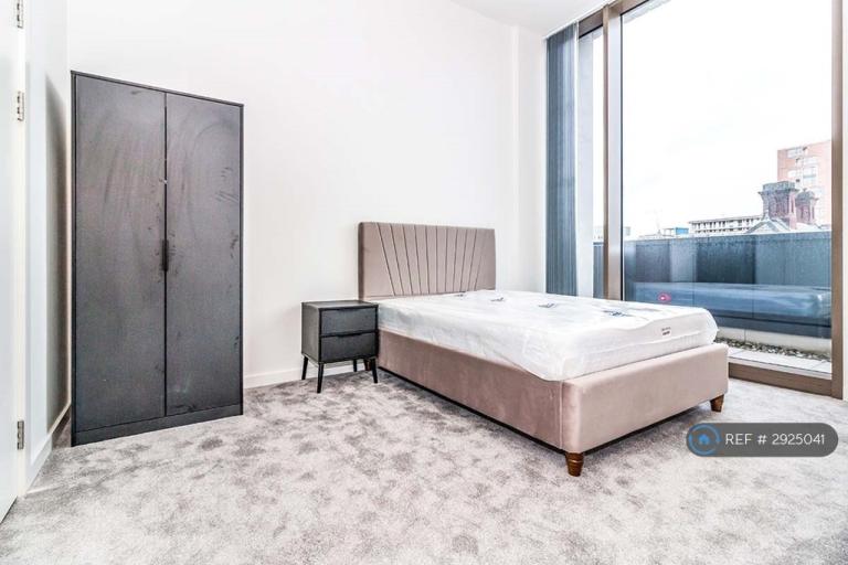1 bedroom flat in Oxygen Tower, Manchester, M1 (1 bed) (#2925041)