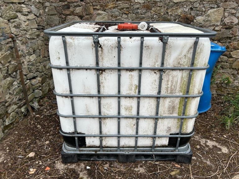1000 litre IBC tank,  2 valve - used for Oil