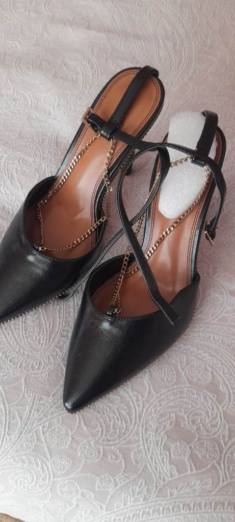 Black Women's Pointed Toe Heels with Chain Detail, Size 7