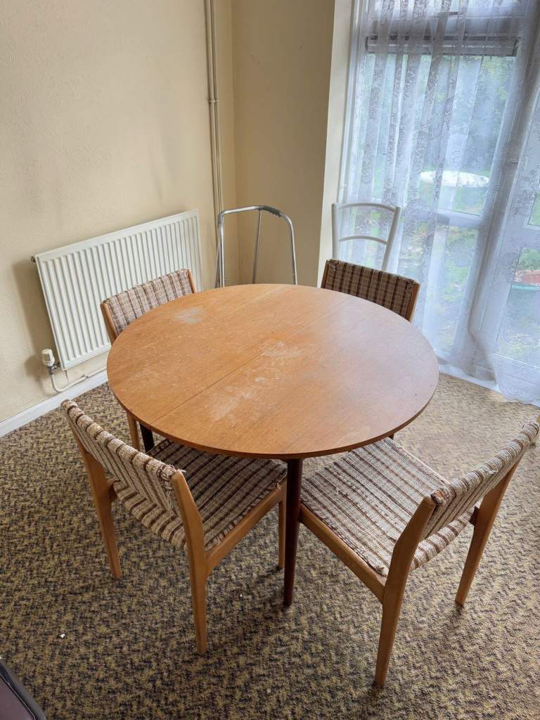 Dining table with 4x chairs for £50