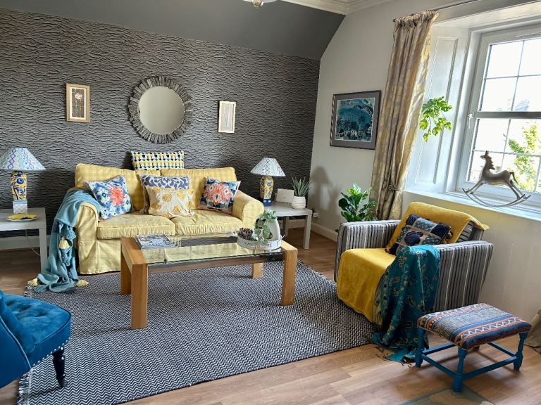 HAWICK MANSFIELD SQUARE LUXURY DRAWING ROOM FLAT IN LOVELY FORMER MANSE, £750 MONTHLY