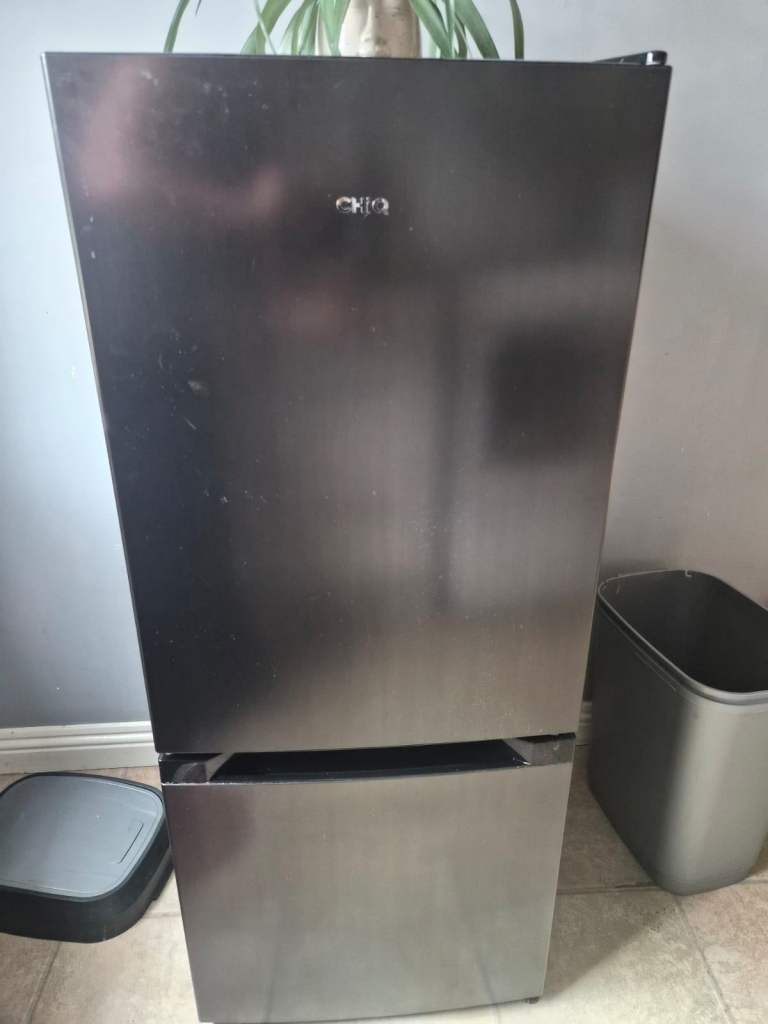 CHiQ CBM157L Freestanding Fridge Freezer