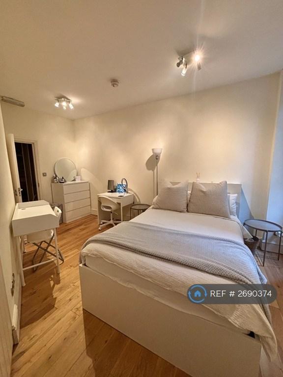 1 bedroom flat in Kennington Oval, London, SE11 (1 bed) (#2690374)