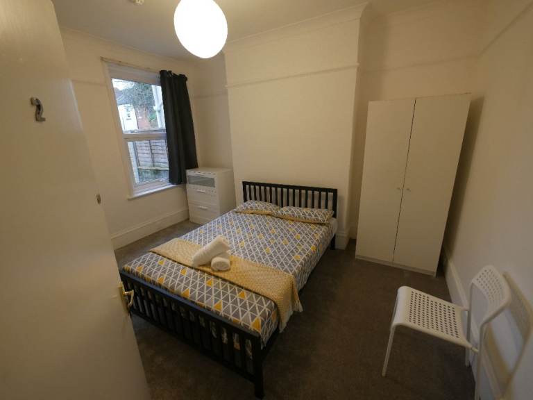 Large Double room to let  near Train Station Bournemouth