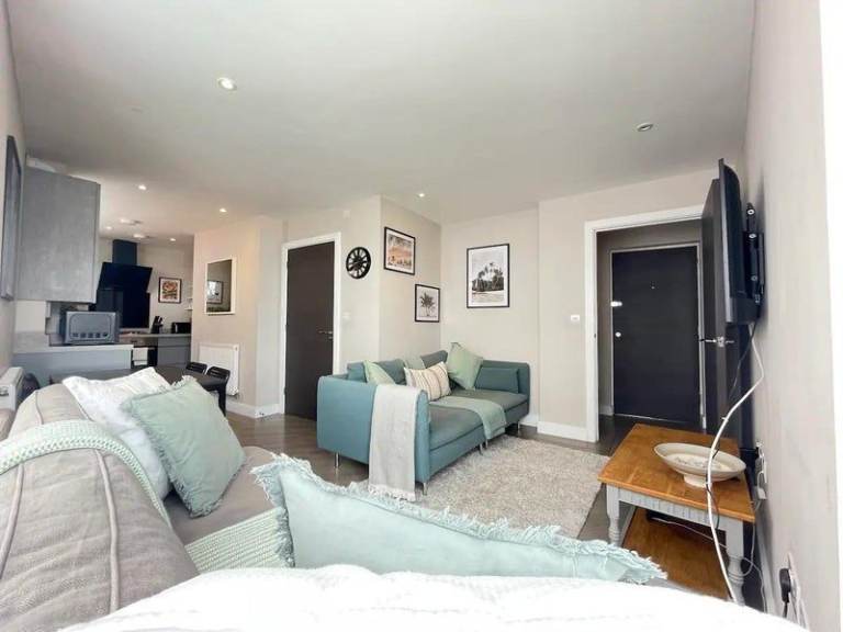 Quiet, 2 bedroom Professional Living – Bills incl