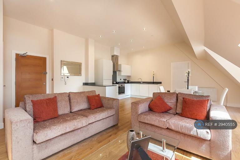 2 bedroom flat in Grandera House, Sunbury-On-Thames, TW16 (2 bed) (#2940555)
