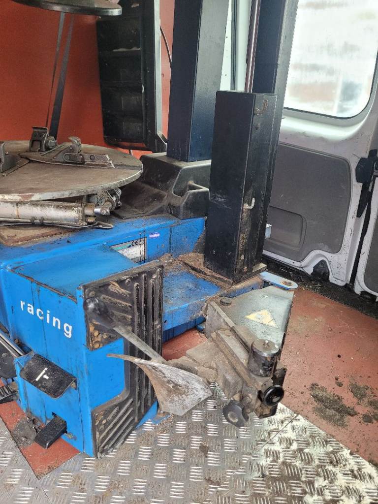 Hoffman tyre machine 