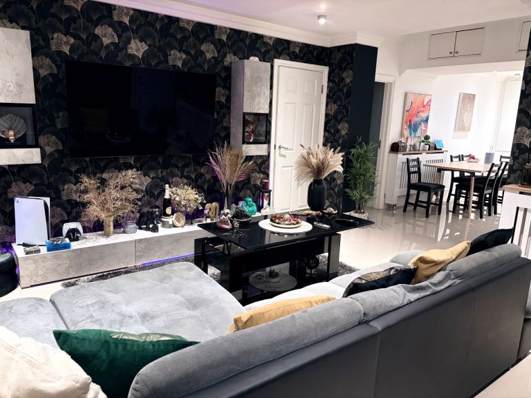 Stunning Double Room with Private Bathroom