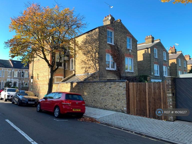 2 bedroom flat in Crescent Lane, London, SW4 (2 bed) (#1609227)