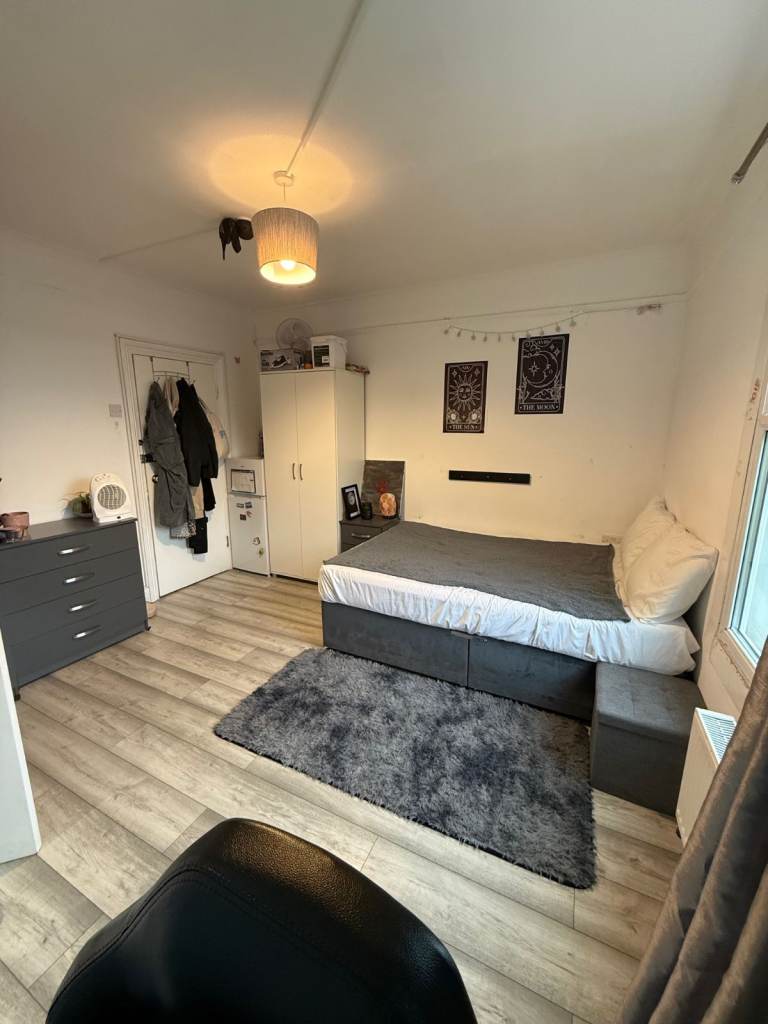 BEAUTIFUL LARGE ENSUITE DOUBLE ROOM FOR RENT IN HOUINSLOW CENTRAL