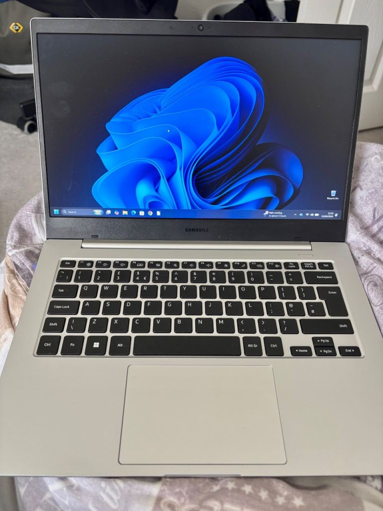 Samsung Galaxy Book Go (LTE) Laptop – Good Condition