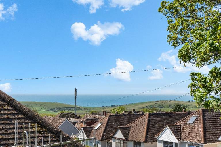 Spacious 4-Bedroom Brighton House | Sleeps 12 | Parking | Long Lets