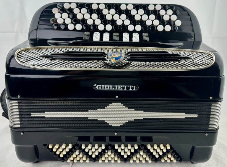 Giulietti Musette – 5 Row – C-System – 46 Notes / 120 Bass – 4 Voice