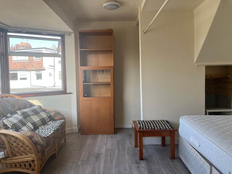 image for Studio Flat with Separate Kitchen in Willesden - DSS Considered