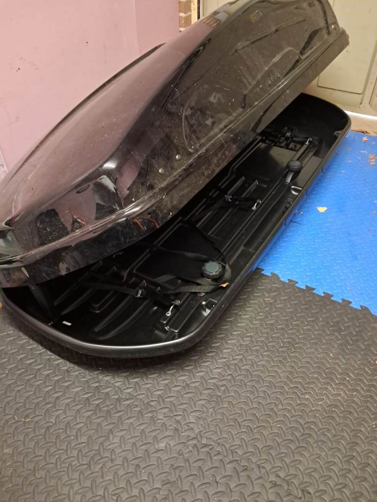 Roof box