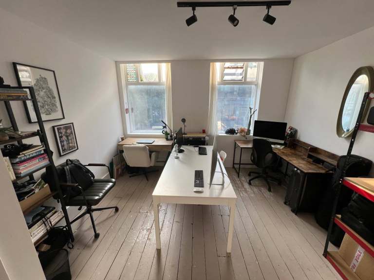 Desk in Bright Creative Studio Available – Playhouse East, Hackney 