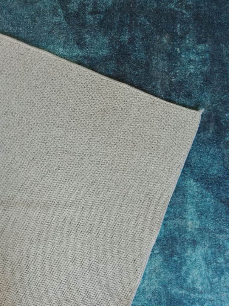 Stunning anti slip large rug, 310 x 240. 