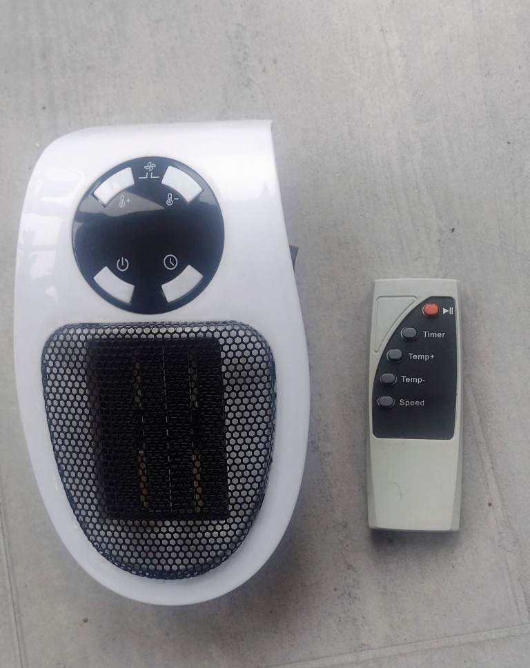 PLUG IN CERAMIC HEATER WITH REMOTE CONTROL, 