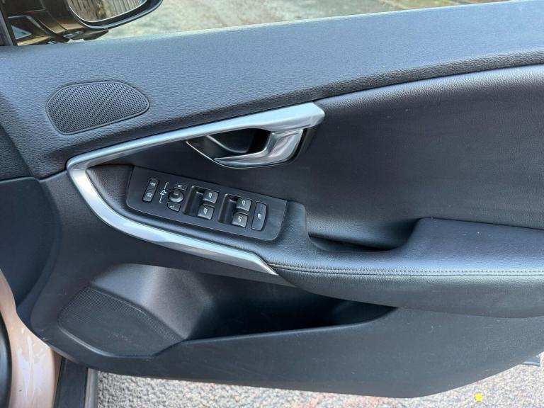 2015 Volvo V40 Cross Country 2.0 D4 Lux Nav Euro 6 (s/s) 5dr HATCHBACK Diesel Manual