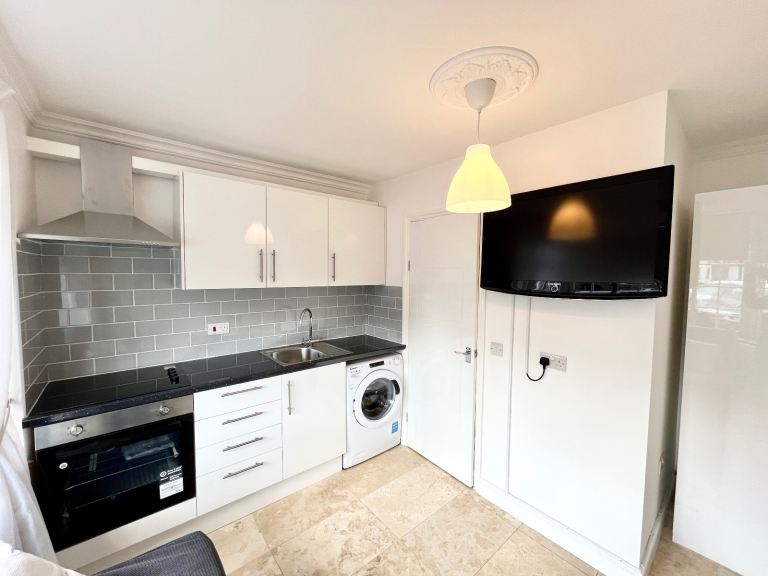Rent Studio - Address: South Lodge Drive N14