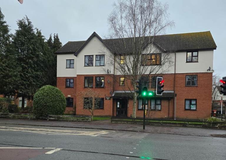 2 Bedroom, 2 Bathroom flat to Let with garage