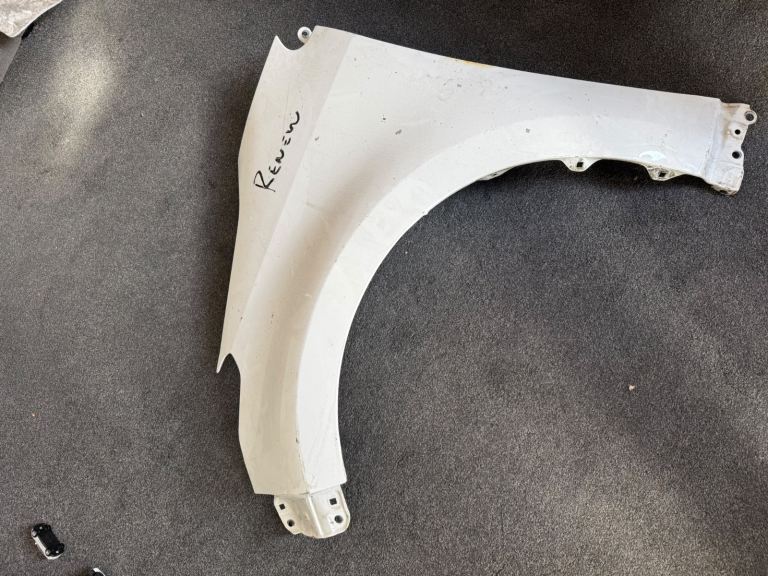Toyota Yaris 2020 - 2026 wing