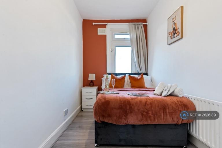 2 bedroom flat in Stanthorpe Road, London, SW16 (2 bed) (#2626189)