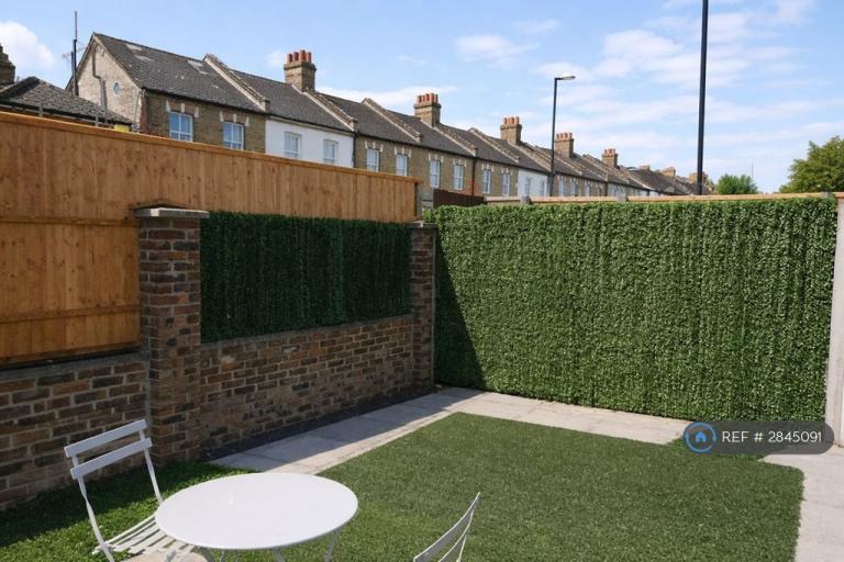 1 bedroom flat in Staines Road, Twickenham, TW2 (1 bed) (#2845091)