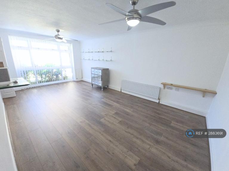 3 bedroom flat in New St, Horsham, RH13 (3 bed) (#2883691)